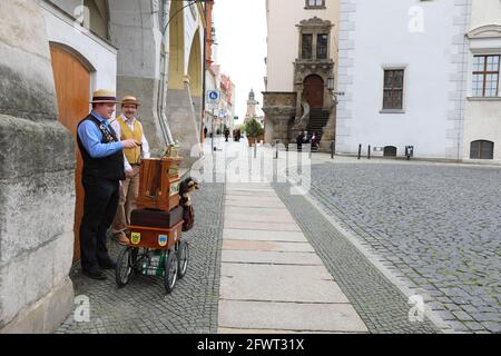 Ein Leierkasten-Mann auf dem Untermarkt in Görlitz am 24.05.2021 Drehorgel Stockfoto