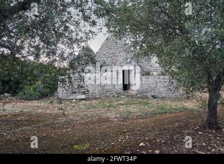 Trulli Art von ländlichen Wohnungen in Salento in der Nähe von Ceglie Messapica, Apulien, Italien Stockfoto