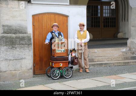 Ein Leierkasten-Mann auf dem Untermarkt in Görlitz am 24.05.2021 Drehorgel Stockfoto