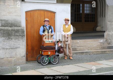 Ein Leierkasten-Mann auf dem Untermarkt in Görlitz am 24.05.2021 Drehorgel Stockfoto