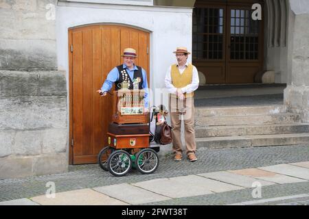 Ein Leierkasten-Mann auf dem Untermarkt in Görlitz am 24.05.2021 Drehorgel Stockfoto