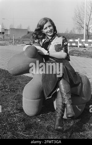 Neuer Möbelraum von Van de Meer in Diemen; der Mustang, Pferdesessel des finnischen Designers Eero Aarnio, Kugelstuhl mit Telefon, 5. Februar 1975, Stühle, Niederlande, 20. Jahrhundert Presseagentur Foto, Nachrichten zu erinnern, Dokumentarfilm, historische Fotografie 1945-1990, visuelle Geschichten, Menschliche Geschichte des zwanzigsten Jahrhunderts, Momente in der Zeit festzuhalten Stockfoto