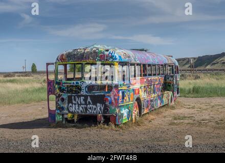 Der PNW-Bus ist ein alter verlassene Schulbus, der nach vielen Jahren immer noch steht. Jetzt ist in einem Feld neben Highwa Stockfoto