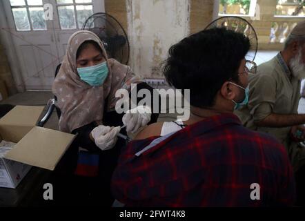 Gesundheitshelfer verabreicht Bürgern während der Impfkampagne gegen das Coronavirus am Montag, den 24. Mai 2021, in der Khaliq Dina Hall in Karachi einen Impfstoff gegen Covid-19 Sinopharm. Stockfoto