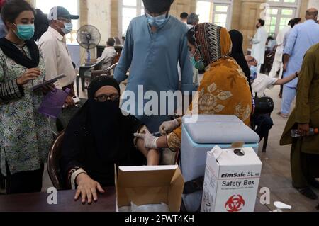 Gesundheitshelfer verabreicht Bürgern während der Impfkampagne gegen das Coronavirus am Montag, den 24. Mai 2021, in der Khaliq Dina Hall in Karachi einen Impfstoff gegen Covid-19 Sinopharm. Stockfoto