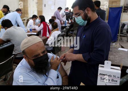 Gesundheitshelfer verabreicht Bürgern während der Impfkampagne gegen das Coronavirus am Montag, den 24. Mai 2021, in der Khaliq Dina Hall in Karachi einen Impfstoff gegen Covid-19 Sinopharm. Stockfoto