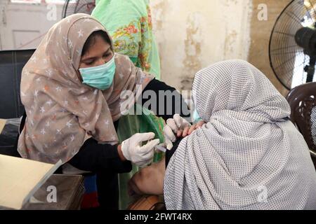 Gesundheitshelfer verabreicht Bürgern während der Impfkampagne gegen das Coronavirus am Montag, den 24. Mai 2021, in der Khaliq Dina Hall in Karachi einen Impfstoff gegen Covid-19 Sinopharm. Stockfoto