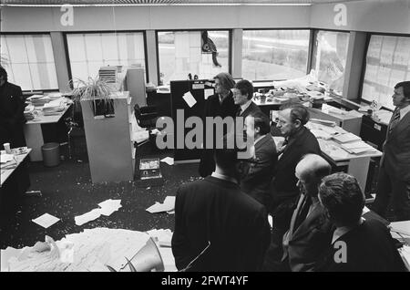 Assen, Tag nach dem Ende der Geiselnahme im Provinzhaus Stellvertretender Premierminister Hans - Nationalarchiv - 929-6259, Niederlande, Presseagentur des 20. Jahrhunderts, Foto, Nachrichten zu erinnern, Dokumentarfilm, historische Fotografie 1945-1990, visuelle Geschichten, Menschliche Geschichte des zwanzigsten Jahrhunderts, Momente in der Zeit festzuhalten Stockfoto