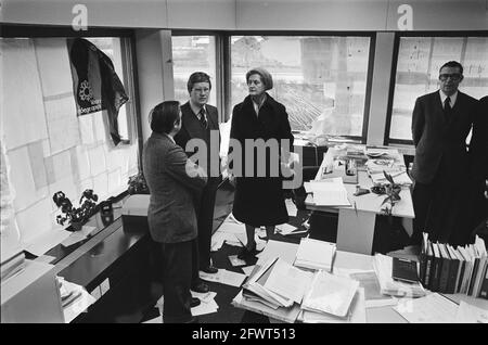 Assen, Tag nach dem Ende der Geiselnahme im Provinzhaus Stellvertretender Premierminister Hans - Nationalarchiv - 929-6260, Niederlande, Presseagentur des 20. Jahrhunderts, Foto, Nachrichten zu erinnern, Dokumentarfilm, historische Fotografie 1945-1990, visuelle Geschichten, Menschliche Geschichte des zwanzigsten Jahrhunderts, Momente in der Zeit festzuhalten Stockfoto