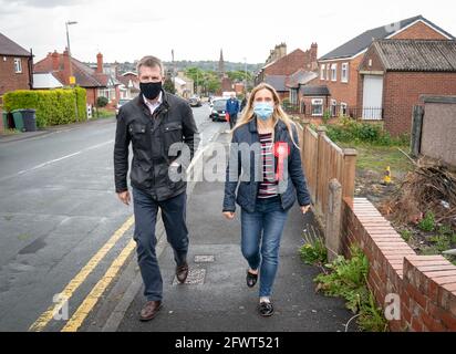 Der Kandidat der Arbeiterbewegung Kim Leadbeater, die Schwester des ermordeten Abgeordneten Jo Cox, und Dan Jarvis, Bürgermeister der Region Sheffield City, auf dem Wahlkampfweg in Heckmondwike, West Yorkshire, vor den Nachwahlen zu Batley und Spen. Bilddatum: Montag, 24. Mai 2021. Stockfoto