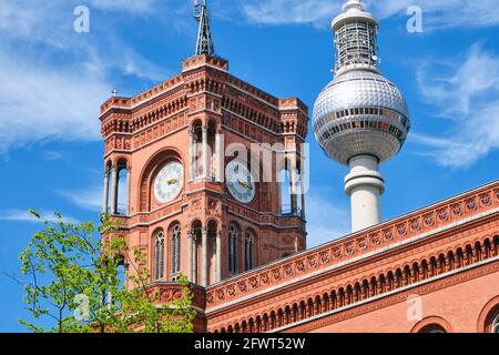 Detail des Turms des Roten Rathauses in Berlin mit dem Fernsehturm im Hintergrund Stockfoto