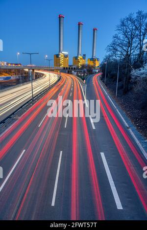 Autobahn und Kraftwerk in der Dämmerung gesehen in Berlin, Deutschland Stockfoto