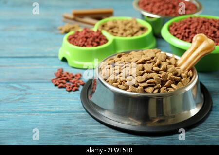 Schüsseln mit Tierfutter auf Holzboden Stockfoto
