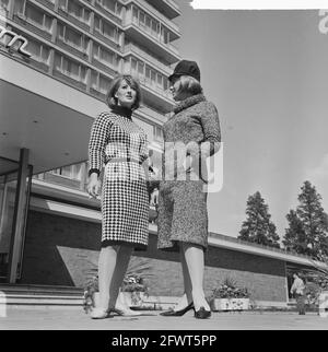 Neue Wintermode, links Nasaha Strickkleid aus reiner Wolle, rechts Modell Puodle an English Tweed vom Modehaus Shubett, 10. Juli 1964, WOL, Winter Fashion, Niederlande, Presseagentur des 20. Jahrhunderts, Foto, Nachrichten zum erinnern, Dokumentarfilm, historische Fotografie 1945-1990, visuelle Geschichten, Menschliche Geschichte des zwanzigsten Jahrhunderts, Momente in der Zeit festzuhalten Stockfoto