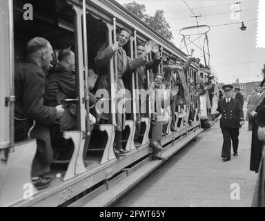 25 Jahre Ned. Ver. Van Belangstellen in Spoor- en Tramwezen mit altmodischem offenen Straßenbahnwagen nach Kurhaus, 16. Juni 1956, Eisenbahnen, Straßenbahnen, Straßenbahnen, Verbände, Niederlande, Presseagentur des 20. Jahrhunderts, Foto, Nachrichten zum erinnern, Dokumentarfilm, historische Fotografie 1945-1990, visuelle Geschichten, Menschliche Geschichte des zwanzigsten Jahrhunderts, Momente in der Zeit festzuhalten Stockfoto