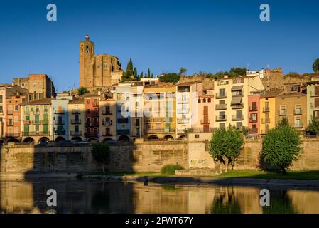 Balaguer Stadtzentrum, am Morgen, mit dem Fluss Segre im Vordergrund (Lleida, Katalonien, Spanien) ESP: Centro de la ciudad de Balaguer Stockfoto