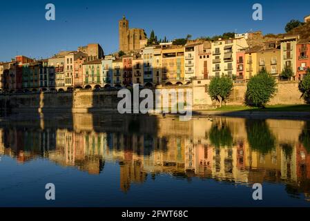 Balaguer Stadtzentrum, am Morgen, mit dem Fluss Segre im Vordergrund (Lleida, Katalonien, Spanien) ESP: Centro de la ciudad de Balaguer Stockfoto