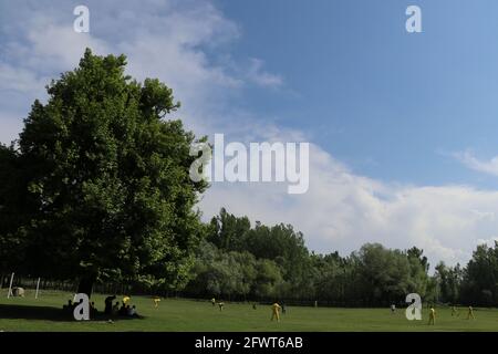 Indien. Mai 2021. KASHMIR INDIEN - 23. MAI 2021 : Kashmiri-Jungen spielen Cricket auf einem lokalen Gelände in den Außenbezirken von Srinagar indisch verwaltetes Kaschmir während der Covid-19-Sperre. (Foto von Najmus Saqib/Sipa USA) Quelle: SIPA USA/Alamy Live News Stockfoto