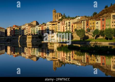 Balaguer Stadtzentrum, am Morgen, mit dem Fluss Segre im Vordergrund (Lleida, Katalonien, Spanien) ESP: Centro de la ciudad de Balaguer Stockfoto