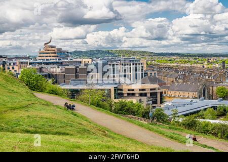 Blick auf die Skyline von Edinburgh und das neue St James Quarter Gebäude vom Carlton Hill nach Westen Stockfoto