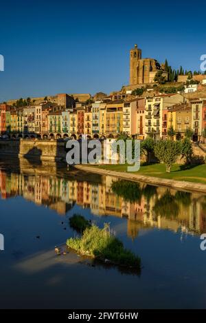 Balaguer Stadtzentrum, am Morgen, mit dem Fluss Segre im Vordergrund (Lleida, Katalonien, Spanien) ESP: Centro de la ciudad de Balaguer Stockfoto