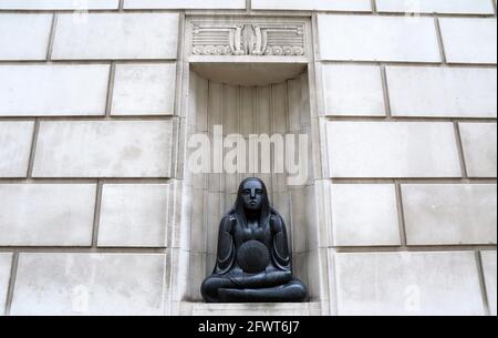 Basaltskulptur genannt TAG im Art déco Queensway Tunnel Gebäude in Liverpool Stockfoto