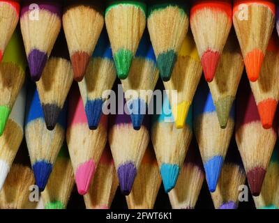 Nahaufnahme von Buntstiftspitzen in hohem Winkel. Stockfoto
