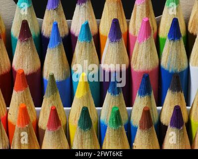 Nahaufnahme der farbigen Bleistiftpunkte von vorne. Stockfoto