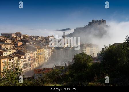 Burg und Stadt Cardona, die aus dem Morgennebel auftaucht (Barcelona, Katalonien, Spanien) ESP: El castillo y Pueblo de Cardona, emergiendo entre la niebla Stockfoto