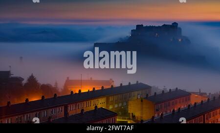 Burg Cardona, die bei Sonnenaufgang aus dem Nebel auftaucht (Barcelona, Katalonien, Spanien) ESP: El castillo de Cardona, emergiendo entre la niebla al amanecer Stockfoto