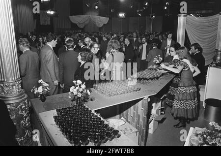 Neujahrsempfang Bürgermeister Samkalden von Amsterdam im Stedelijk Museum, 4. Januar 1971, Museen, Neujahrsempfang, Bürgermeister, Niederlande, Presseagentur des 20. Jahrhunderts, Foto, Nachrichten zu erinnern, Dokumentarfilm, historische Fotografie 1945-1990, visuelle Geschichten, Menschliche Geschichte des zwanzigsten Jahrhunderts, Momente in der Zeit festzuhalten Stockfoto