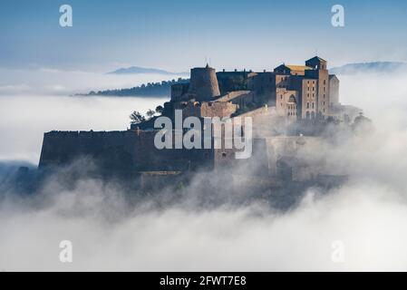 Burg Cardona, die aus dem Morgennebel auftaucht (Barcelona, Katalonien, Spanien) ESP: El castillo de Cardona, emergiendo entre la niebla por la mañana Stockfoto