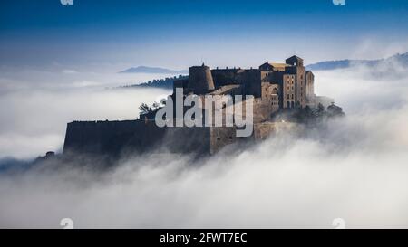 Burg Cardona, die aus dem Morgennebel auftaucht (Barcelona, Katalonien, Spanien) ESP: El castillo de Cardona, emergiendo entre la niebla por la mañana Stockfoto