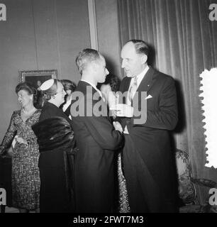 Neujahrsempfang der Minister LUNs und Beyen. Minister LUNs im Gespräch mit&#160;?, 13. Januar 1956, Neujahrsempfang, Minister, Empfänge, Niederlande, Foto der Presseagentur des 20. Jahrhunderts, zu erinnerende Nachrichten, Dokumentarfilm, historische Fotografie 1945-1990, visuelle Geschichten, Menschliche Geschichte des zwanzigsten Jahrhunderts, Momente in der Zeit festzuhalten Stockfoto