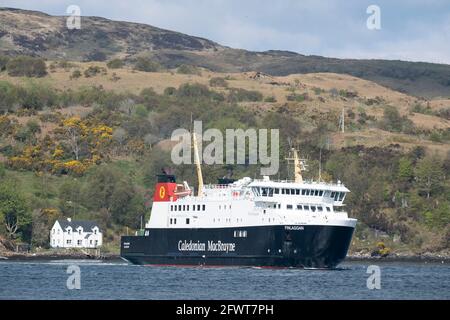 Die kaledonische MacBrayne-Fähre MV Finlaggan fährt von Port Askaig Isle of Islay nach Kennacraig, West Loch Tarbert, Argyll. Stockfoto