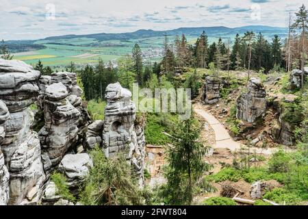 Panoramablick auf das Naturschutzgebiet Ostas und den Tafelberg, Region Broumov, Tschechien republic.Rocks, Höhlen, bizarre Sandsteinformationen.kleine natürliche Stadt wi Stockfoto