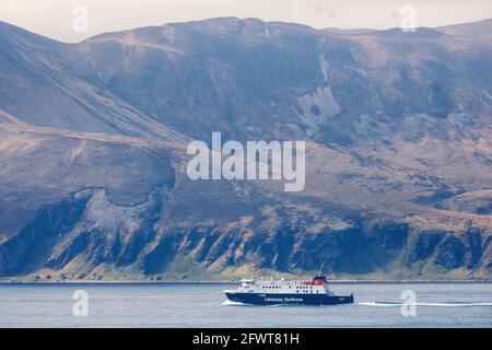 Die Caledonain MacBrayne Fähre die MV Finlaggan fährt durch den Sound of Islay auf der Route von Port Askaig, Islay nach Kennecraig, Argyll, Schottland. Stockfoto