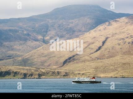 Die Caledonain MacBrayne Fähre die MV Finlaggan fährt durch den Sound of Islay auf der Route von Port Askaig, Islay nach Kennecraig, Argyll, Schottland. Stockfoto