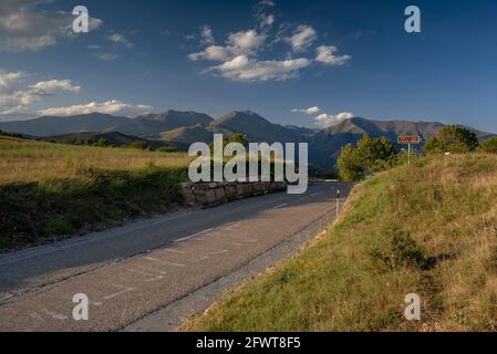 Creu de Perves Bergpass, auf der Straße von Pont de Suert nach La Pobla de Segur (Katalonien, Pyrenäen, Spanien) ESP: Collado de la Creu de Perves, Stockfoto