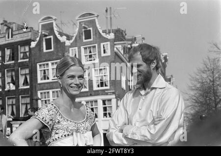 Nina und Frederik in Amsterdam, für TV-Film, Nina und Frederik auf einer der Brücken, 13. April 1967, Schauspielerinnen, Paare, Filmstars, Musiker, Niederlande, 20. Jahrhundert Presseagentur Foto, Nachrichten zu erinnern, Dokumentarfilm, historische Fotografie 1945-1990, visuelle Geschichten, Menschliche Geschichte des zwanzigsten Jahrhunderts, Momente in der Zeit festzuhalten Stockfoto