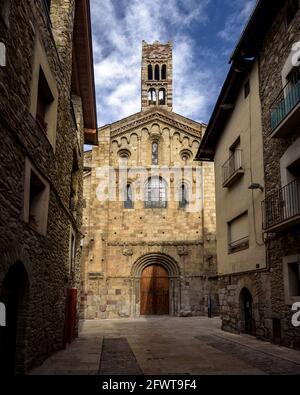 Außenfassade der Kathedrale La Seu d'Urgell (Alt Urgell, Katalonien, Spanien) ESP: Fachada Exterior de la Catedral de la Seu d'Urgell (Cataluña, España) Stockfoto