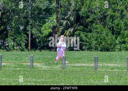 NEW ORLEANS, LA, USA - 6. MAI 2021: Älteres Paar zu Fuß im City Park Stockfoto