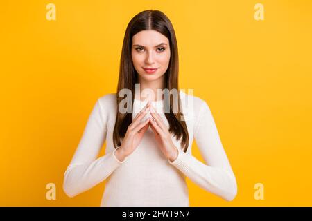 Portrait of Charming Lady Halten Sie die Hände Finger zusammen böse Lächeln Fantasie isoliert auf gelbem Hintergrund Stockfoto