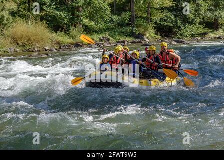 Rafting auf der Noguera Pallaresa auf dem Weg durch die Gulleri-Brücke (Pyrenäen, Katalonien, Spanien) Stockfoto