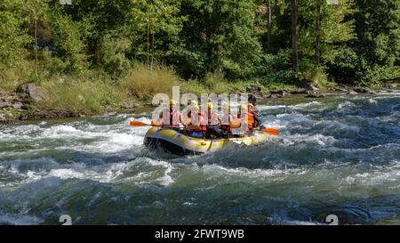 Rafting auf der Noguera Pallaresa auf dem Weg durch die Gulleri-Brücke (Pyrenäen, Katalonien, Spanien) Stockfoto