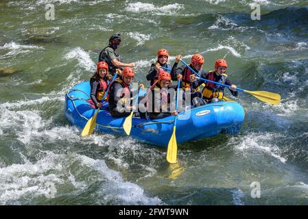 Rafting auf der Noguera Pallaresa auf dem Weg durch die Gulleri-Brücke (Pyrenäen, Katalonien, Spanien) Stockfoto