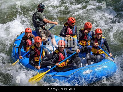 Rafting auf der Noguera Pallaresa auf dem Weg durch die Gulleri-Brücke (Pyrenäen, Katalonien, Spanien) Stockfoto