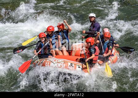 Rafting auf der Noguera Pallaresa auf dem Weg durch die Gulleri-Brücke (Pyrenäen, Katalonien, Spanien) Stockfoto