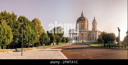 Die Basilika von Superga im Morgenlicht auf den Hügeln von Turin, Piemont, Italien Stockfoto