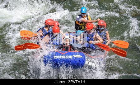 Rafting auf der Noguera Pallaresa auf dem Weg durch die Gulleri-Brücke (Pyrenäen, Katalonien, Spanien) Stockfoto